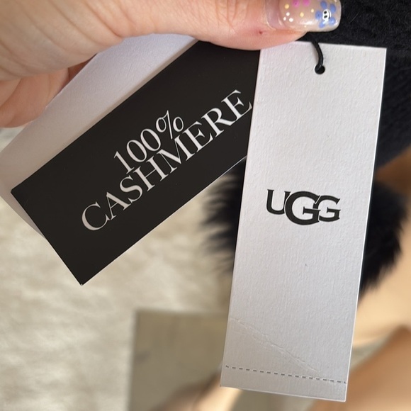 Brand New UGG 100% Cashmere Black Knit Scarf w/ Real Lamb Fur Sheepskin Pom Poms - Picture 10 of 15